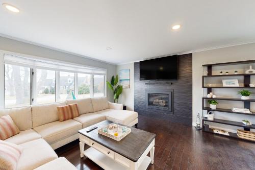 East Falmouth Casa | Modern Life by the Water