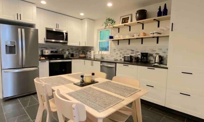 Roanoke Casa | Modern live/work/art/hike space close to downtown