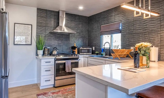 Overlook Apartamento | Modern Living Steps From Downtown