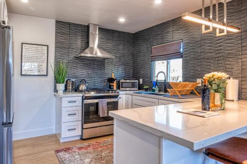 Overlook Apartamento | Modern Living Steps From Downtown