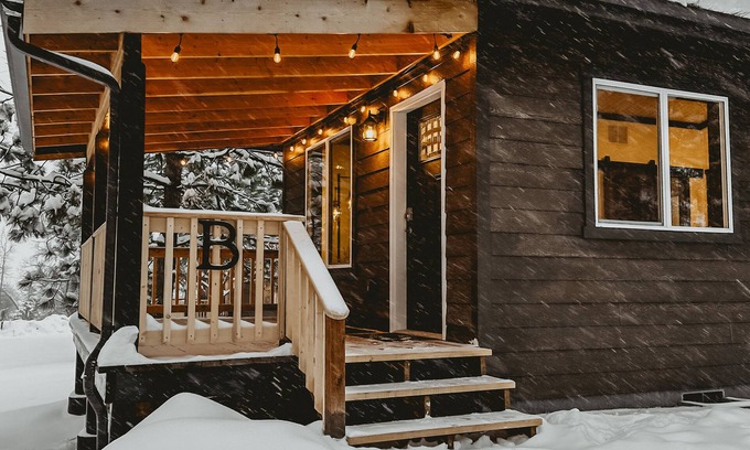 Creston Cabina | Modern Lodge Styled Cabin. 30 mins from Glacier Park. Mtn Views and Pond Onsite