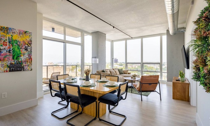 Historic Downtown Apartamento | Modern Loft 15 Min from NYC with City View and Pool