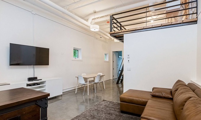 Bridgeland Apartamento | Modern Loft Haven | BBQ, Sleeps 6 |