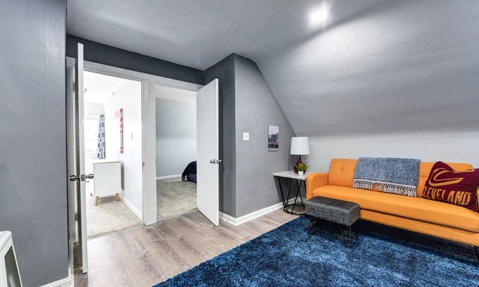 Shaker Heights Apartamento | Modern Loft in Safe Neighborhood ~ Near Cleveland Clinic ~ Long Stays OK