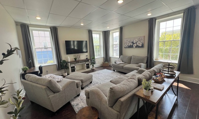 Newberry Apartamento | Modern Loft on Main! Downtown Newberry
