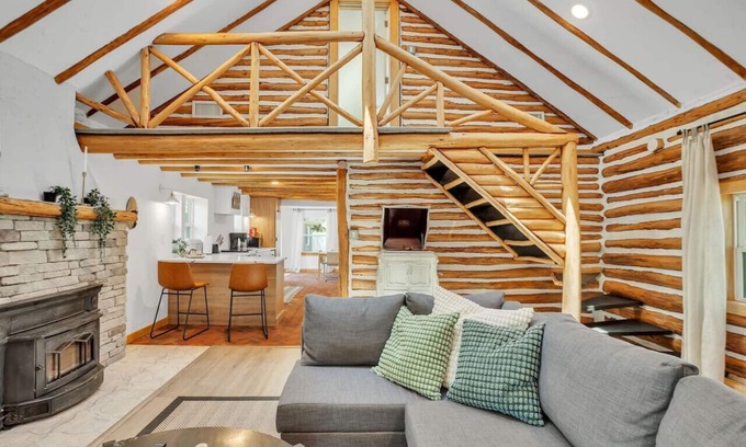 Del Haven Casa | Modern Log Cabin at the beach with Hot Tub, Game Room and Fire Pit