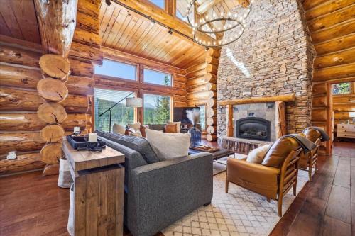 Baldy Mountain Casa | Modern Log Cabin Home