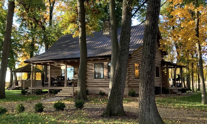 Delavan Lake Cabina | Modern Log Cabin in woods with two gas fireplaces; 20 acres; great location.
