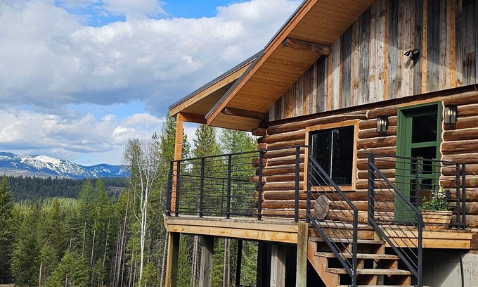 Whitefish Cabina | Modern Log Cabin: Mountain Views on 15 acres, Starlink wifi, pool table, firepit