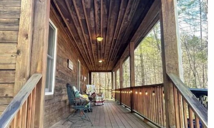 Sunset Casa | Modern Log Cabin near Lake Keowee sleeps 6-8 Hunting and Hicking Trails
