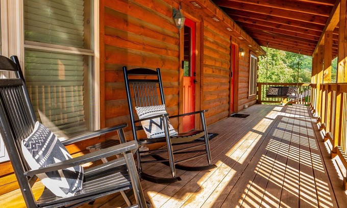 West Jefferson Casa | Modern Log Cabin TH Retreat | Peaceful | Mountain Views | Steps to Downtown WJ