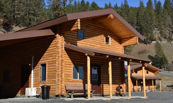 Ahsahka Cabina | Modern log cabin with a cozy cabin feel along the Clearwater River.