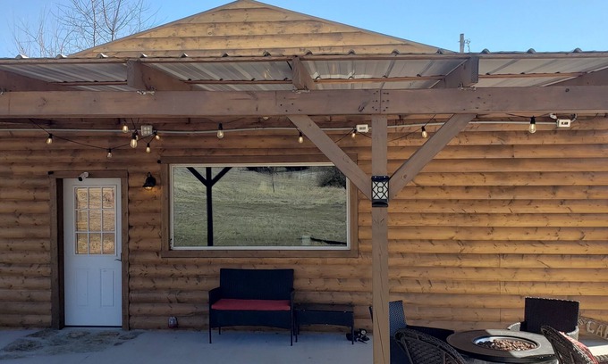 Tulsa Cabina | Modern Log Cabin with indoor and outdoor jacuzzi tubs