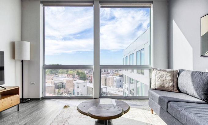 Logan Square Apartamento | Modern Logan Square 1BR w/ Roof Deck & Gym, 1 block to L, by Blueground