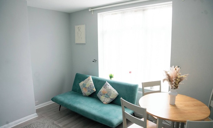 Hale Casa | Modern London House With Free Parking & Family Friendly