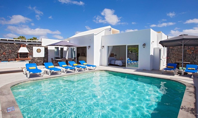 Los Mojones Villa | Modern Los Mojones Villa | Casa Penyas Blancas Dos | 4 bedrooms | Private Heated Pool | Puerto Del Carmen