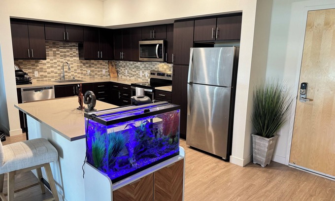 Central San Mateo Apartamento | Modern Lux 1-Bedroom Chock-Full of Amenities. Caltrain & SFO < 10mins