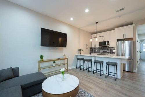 Southeast Apartamento | Modern LUX 2BR Apartment in DC with Patio