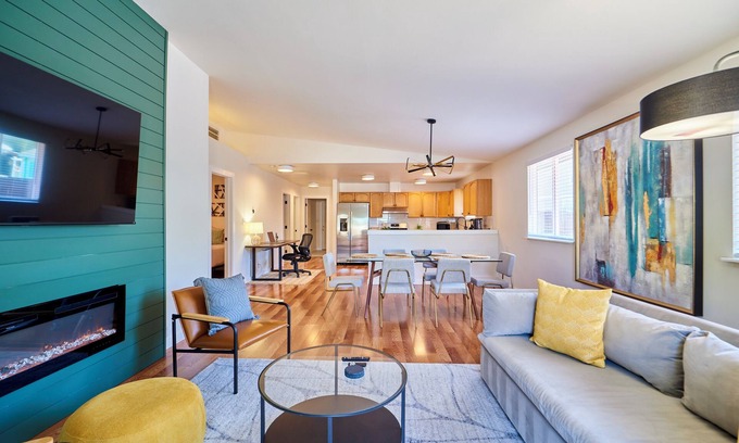 Everett Casa | Modern LUX 4 bdrm - Near Mall, Boeing, Paine Field & Eateries!