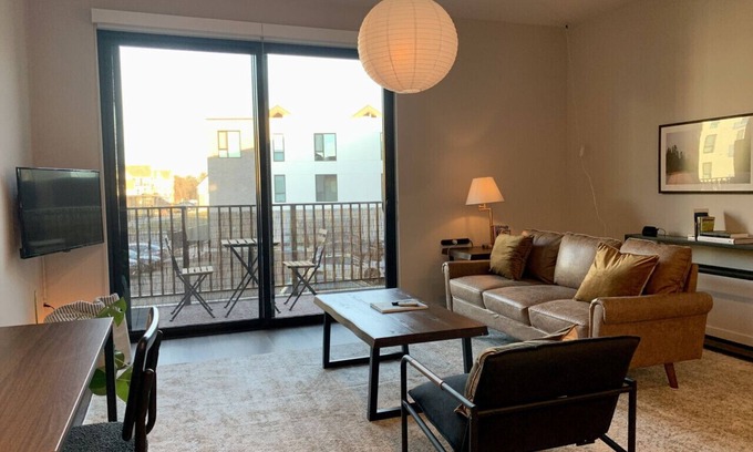Brown Deer Apartamento | Modern Luxe 1BR Apt with Gym, Pool, and Parking