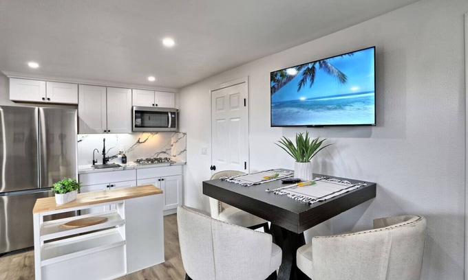 West University Casa | Modern Luxe Guest House | Stunning Views + Parking