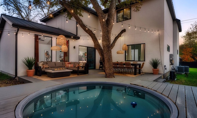 South Lamar Casa | Heated Pool Firepit Billiards Outdoor Movies Big Bedrooms Sleeps 14