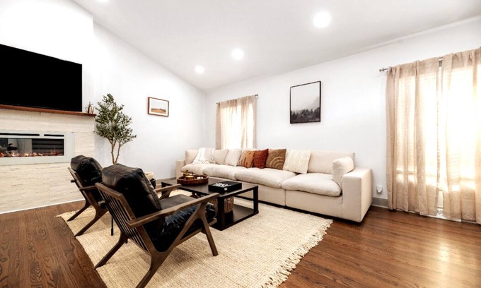Charlotte Casa | Modern/Luxe style with 2 Master en Suites-Fenced in Custom Home In SouthPark!