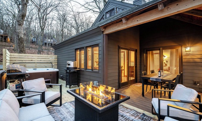 Treeloft Casa | Modern Luxe Treetop Retreat-Hot Tub, Gas Fire Pit, Steps to Ski! Guest Favorite!