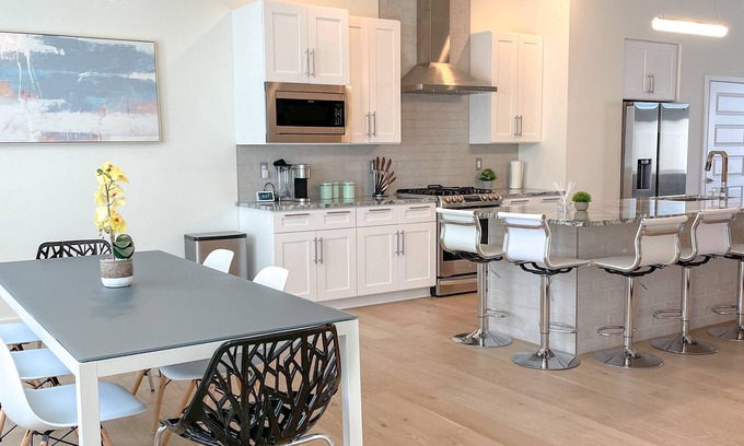 The Gate Casa | Modern & Luxurious. 4BR. Sleep 12. Minutes to downtown