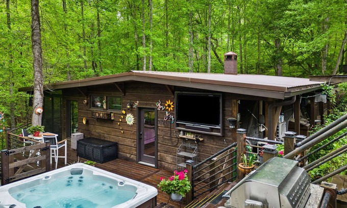 Tate Cabina | Modern, Luxurious Cabin for Two located on a Cascading Waterfall - WIFI