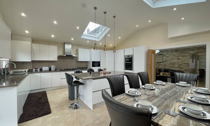 Tea Green Casa | Modern Luxurious Holiday House Near Airport with FREE Parking | Contractor