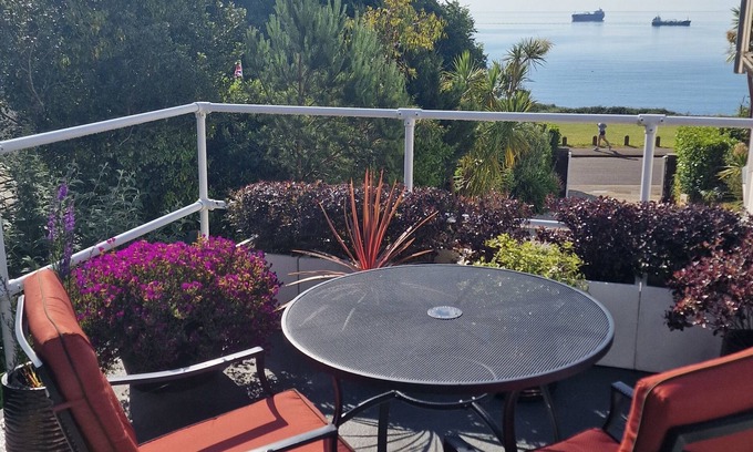 Maenporth Apartamento | Modern Luxury Apartment with Parking, Seaview Terrace & EV Point