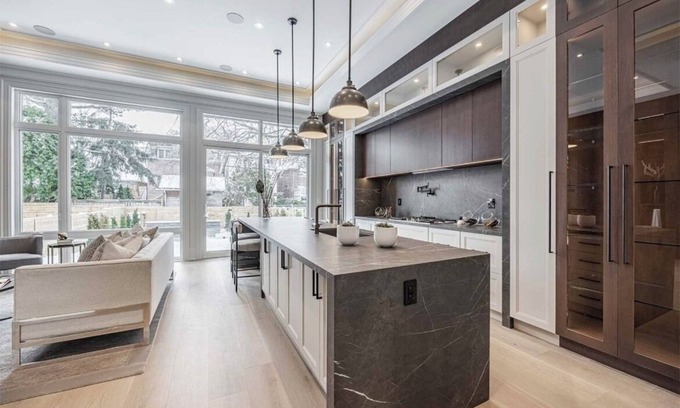 East York Casa | Modern luxury awaits in convenient Toronto location