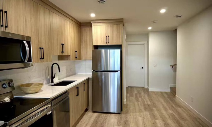 Northwest Calgary Apartamento | Modern Luxury Basement Suite