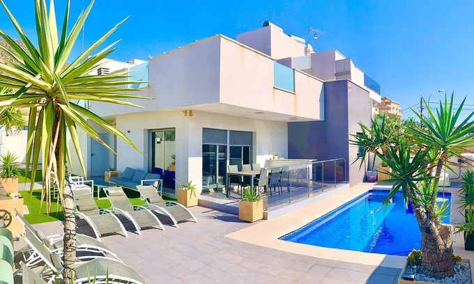 Bolnuevo Villa | NUEVA VILLA DE LUJO EN LA PLAYA CON PISCINA PRIVADA, VISTA AL MAR, WIFI EN BOLNUEVO