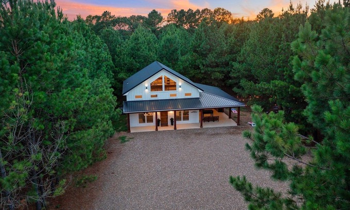 Broken Bow Cabina | Modern Luxury Cabin (Built in 2020), Covered Patio, Hot Tub, Pet Friendly