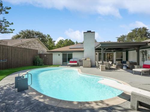 Plano Casa | Modern Luxury Home Pool Oasis & Backyard Retreat