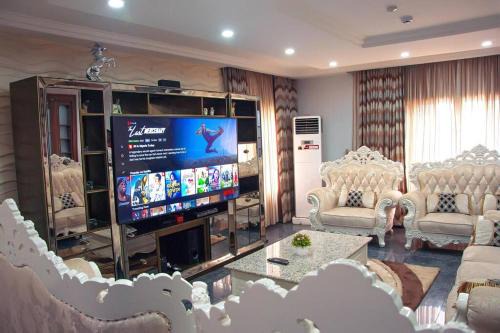 Abuja Villa | Modern Luxury Home W/24H Power Wi-Fi & Security