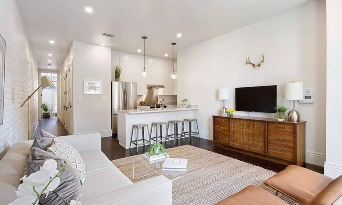 Central Business District Hotel | This hotel is a 4 bedroom(s), 4 bathrooms, located in New Orleans, LA.