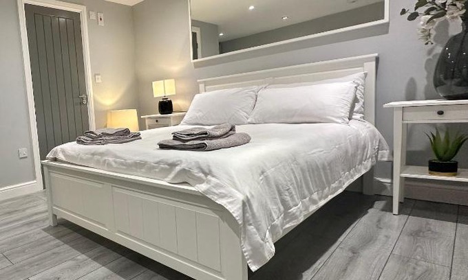 Luton Apartamento | Modern Luxury Private Detached 1 Double Bedroom Studio Apartment - Super Fast Wifi