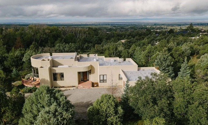 Arroyo Seco Casa | Modern Luxury & Sweeping Views in Arroyo Seco/Taos. Welcome to Walking Rain