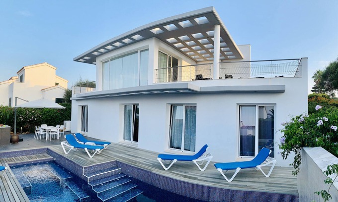 Binisafua Villa | Villa de lujo moderna con piscina e impresionantes vistas al mar.