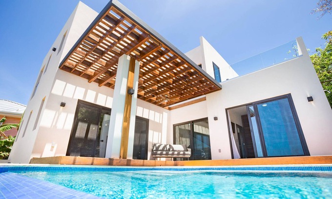 Lighthouse Estates Casa | Modern luxury with stunning Views at West Bay Breeze