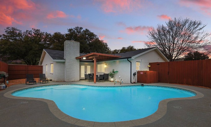 Plano Casa | Modern Luxury x Backyard Pool Retreat, 4-BD, 2-BA