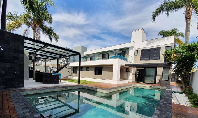 Jurere Internacional Casa | Modern Mansion of High Standard on Av. Whelks