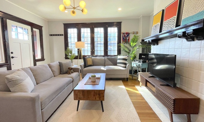 Bloomfield Apartamento | Modern Meets History - Friendship 2BR Apartment