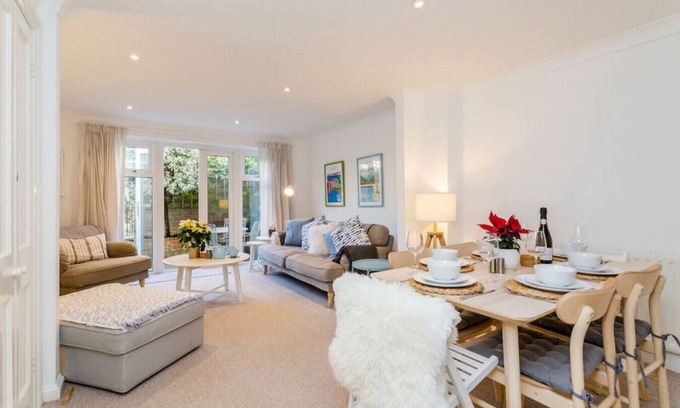 Montpelier Casa | Modern Mews House City Centre location with free parking and outdoor space