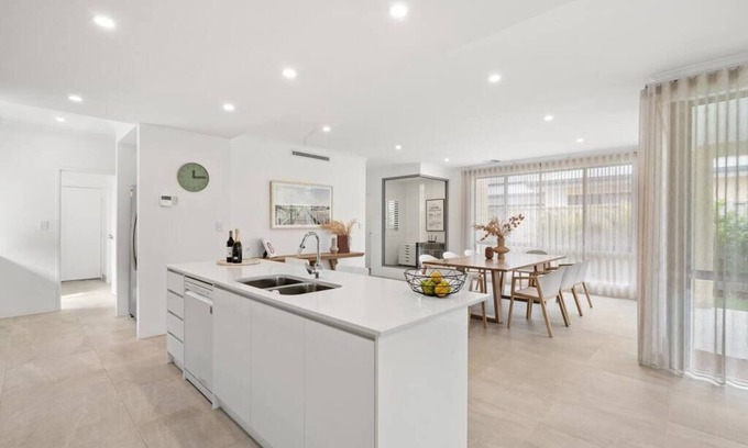 Willetton Casa | Modern Minimalistic Home 3BR