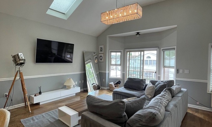 Hackensack River Waterfront Casa | Modern minimalistic 3 bdr Apt Townhouse