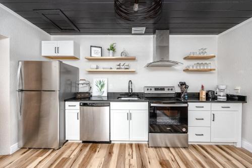 Tarpon Springs Casa | MODERN - Mins to Beach - Walk to Downtown - Free parking